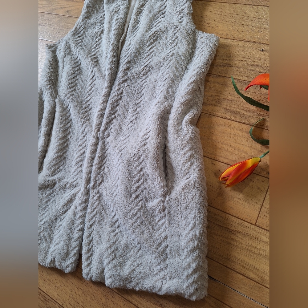 MAURICES Women's Beige Faux Fur Sweater Vest Size M - Picture 4 of 8